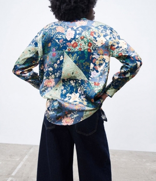 Цветна дамска сатенирана риза флорални мотиви
