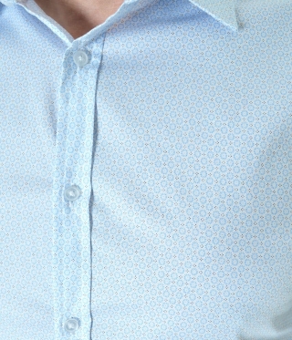 Бяла мъжка риза с ефектен ситен флорален принт