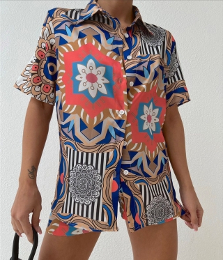 Дамски цветен комплект риза с къси панталонки