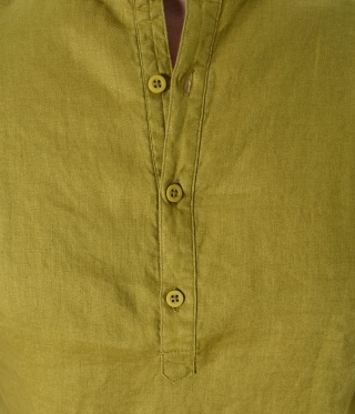 Ленена мъжка риза с остро деколте цвят горчица