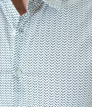 Мъжка вталена бяла риза дигитален принт с фигури