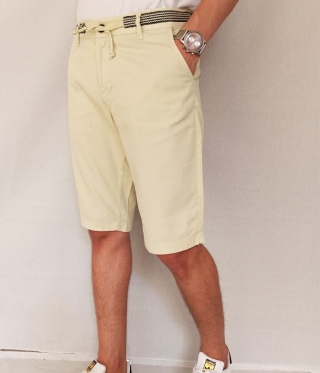 Мъжки къси панталони в млечно жълт цвят