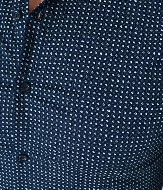 Мъжка вталена синя риза дигитален принт с фигури