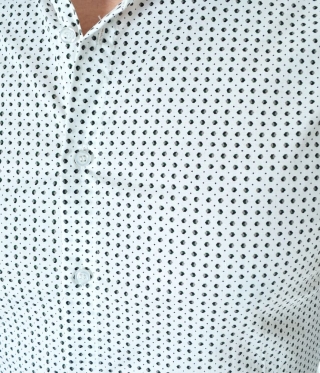 Вталена Мъжка бяла риза дигитален принт с фигури 