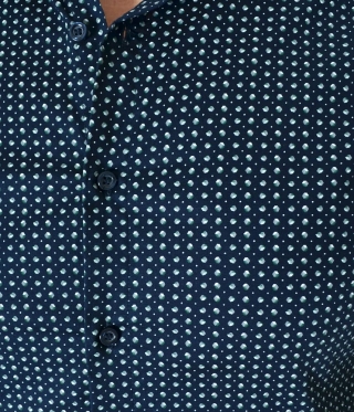 Вталена Мъжка синя риза дигитален принт с фигури